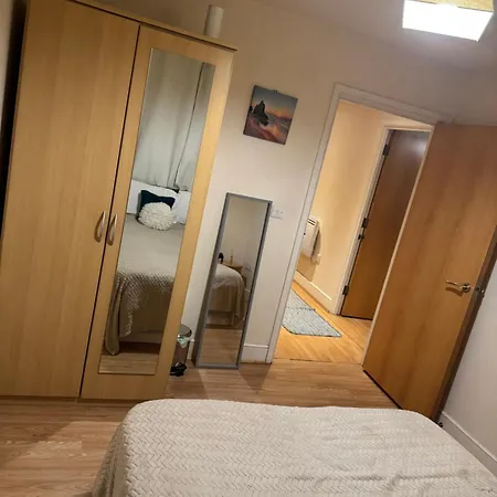 1- Bed Flat With Easy Access To Bow Station * London