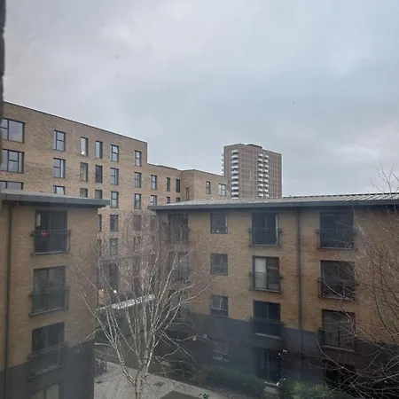1- Bed Flat With Easy Access To Bow Station * London