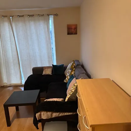 1- Bed Flat With Easy Access To Bow Station * London