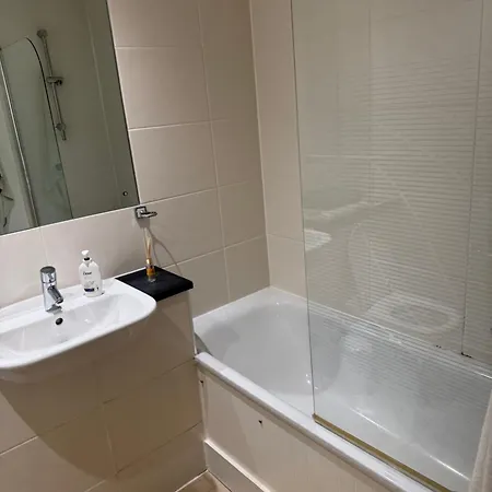 1- Bed Flat With Easy Access To Bow Station