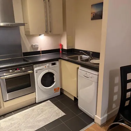 1- Bed Flat With Easy Access To Bow Station *