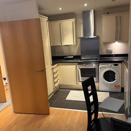 1- Bed Flat With Easy Access To Bow Station * London