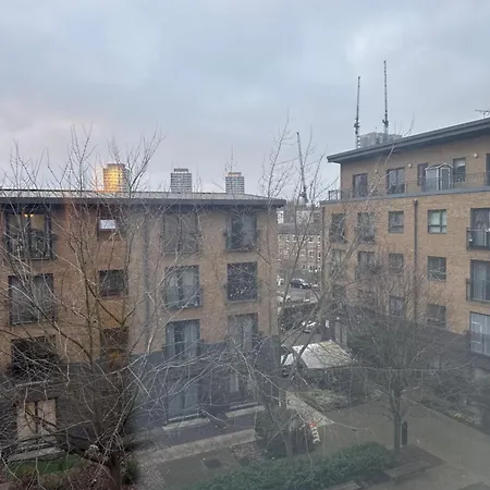 1- Bed Flat With Easy Access To Bow Station Apartment London