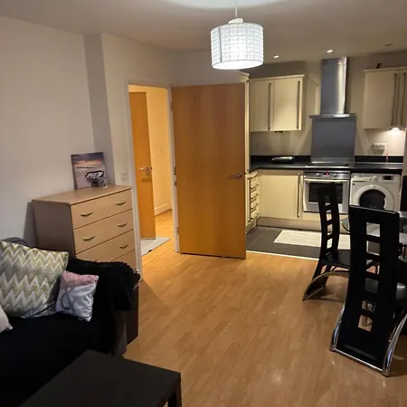 1- Bed Flat With Easy Access To Bow Station * London