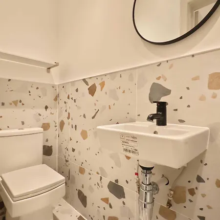 Morden Stratford 1 With Shared Bathroom *