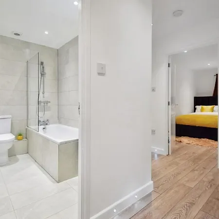 Entire Modern 2 Bedroom 2 Bathroom Flat In Apartment *