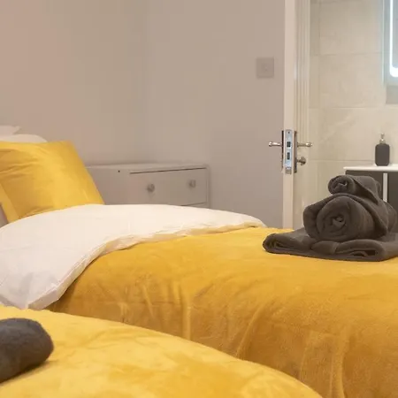 Entire Modern 2 Bedroom 2 Bathroom Flat In * Pinner