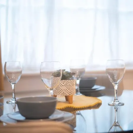 Entire Modern 2 Bedroom 2 Bathroom Flat In *
