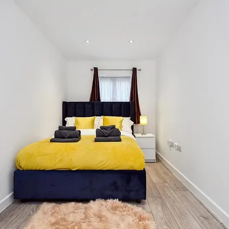 Apartment Entire Modern 2 Bedroom 2 Bathroom Flat In *