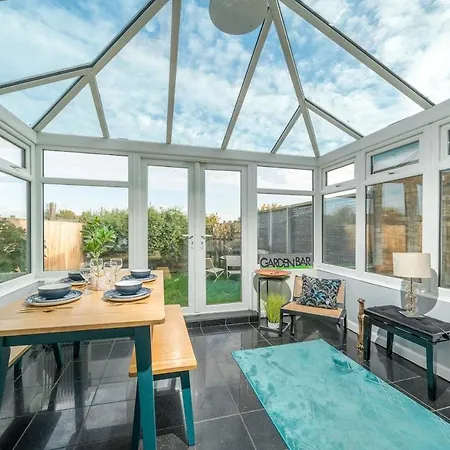 Lavish Lux 3bed 2bath Garden Sunroom Parking *