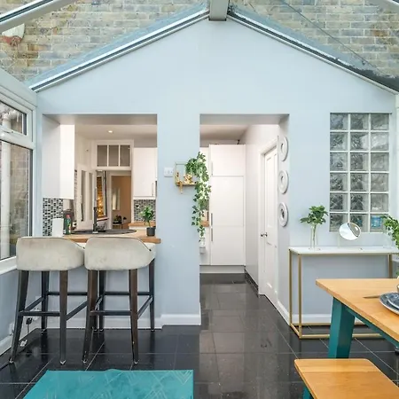 Lavish Lux 3bed 2bath Garden Sunroom Parking London