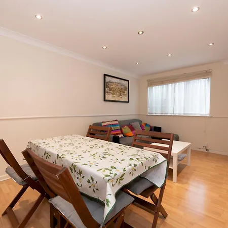 Pass The Keys Spacious 3-bed Woolwich O2 Crossrail Holiday home *