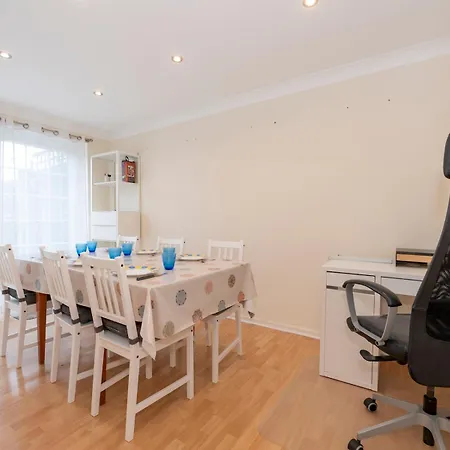 Pass The Keys Spacious 3-bed Woolwich O2 Crossrail London