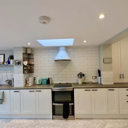 Luxury House With Parking In London