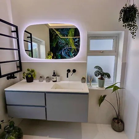 Luxury House With Parking In London
