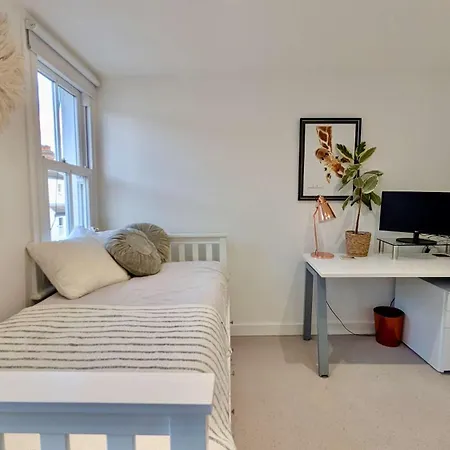 Luxury House With Parking In London *