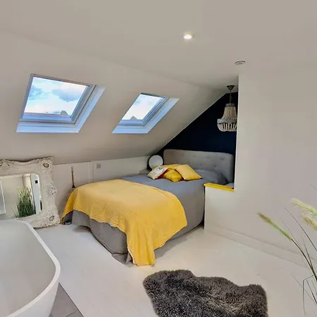 Luxury House With Parking In London Teddington