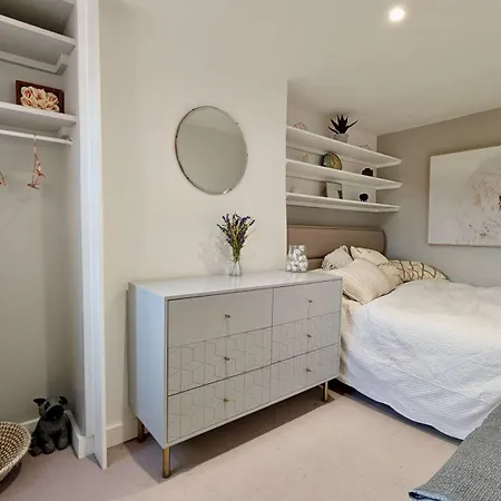 Luxury House With Parking In London