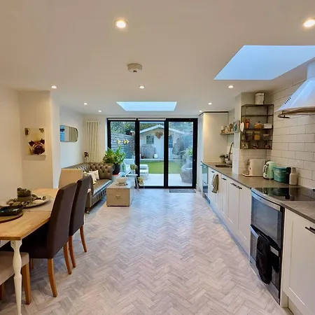 Luxury House With Parking In London Holiday home *