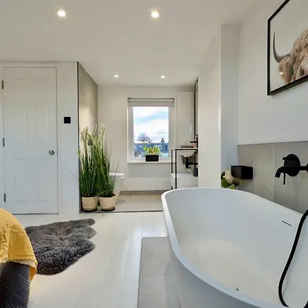 Holiday home Luxury House With Parking In London *