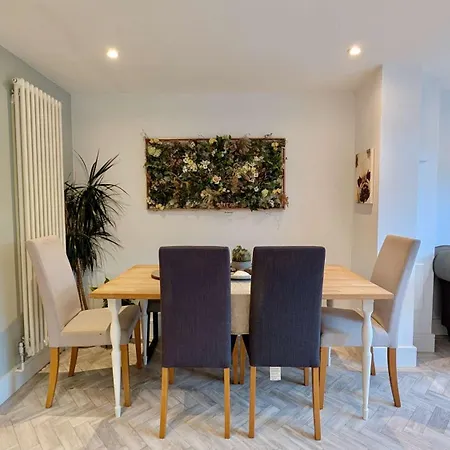Luxury House With Parking In London *