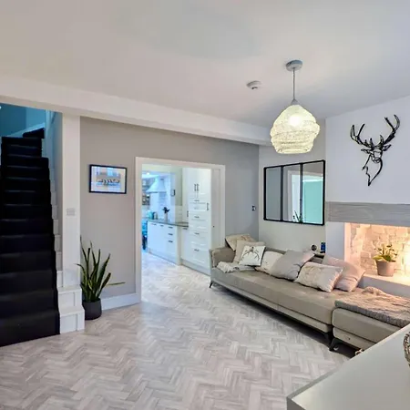 Luxury House With Parking In London Teddington