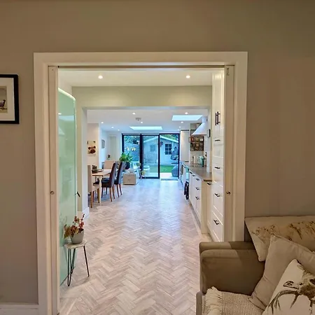 Luxury House With Parking In London * Teddington
