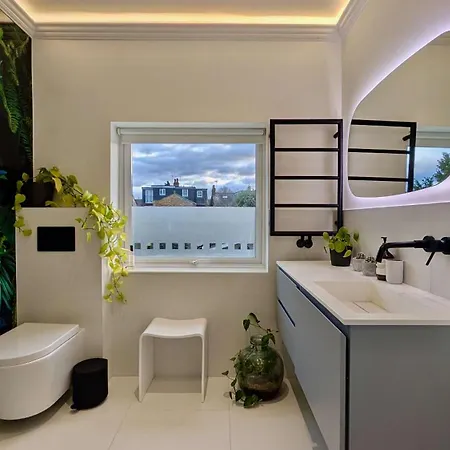 Luxury House With Parking In London