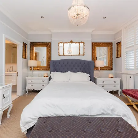 Ultrachic Georgian Townhouse In דירה