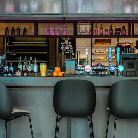 Moxy Stratford מלון