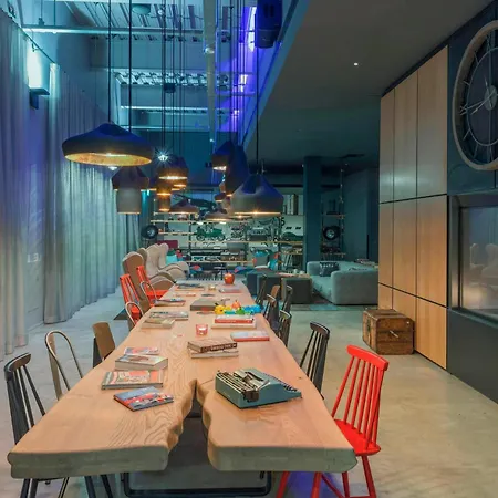 מלון Moxy Stratford 4*