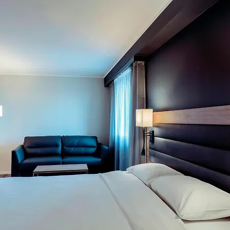 Moxy Stratford 4*