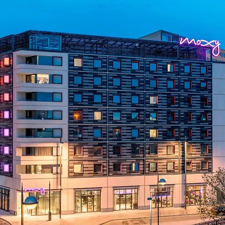 Moxy Stratford מלון 4*