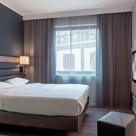 Moxy Stratford 4*
