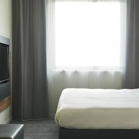 Moxy London Heathrow Airport 4*