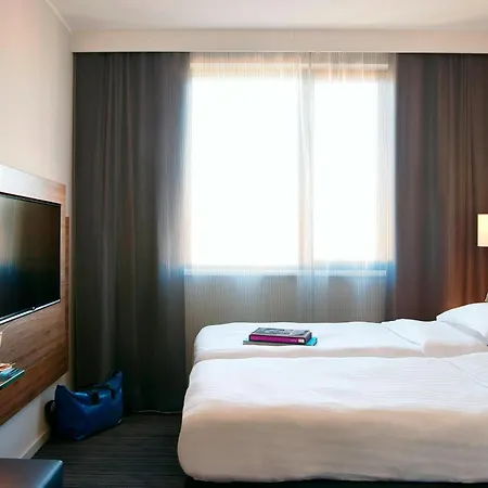 Moxy London Heathrow Airport 4* Hounslow