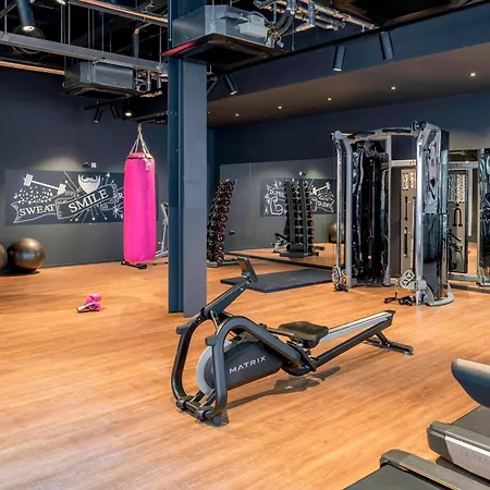 Moxy London Heathrow Airport 4*