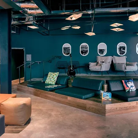 Moxy London Heathrow Airport Hotel 4*