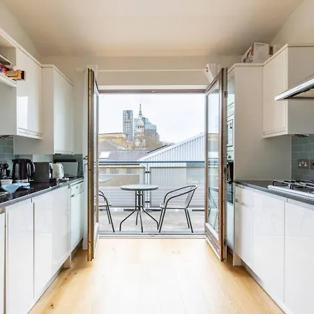 Homestay Spacious Bright W/private Br, View & Terrace. London