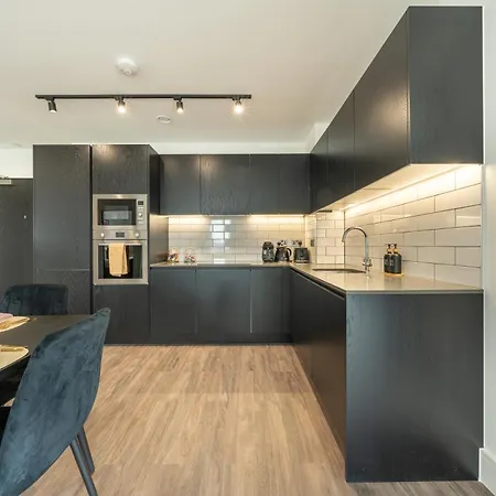 Mitre Warhol By Artsy Apartment London