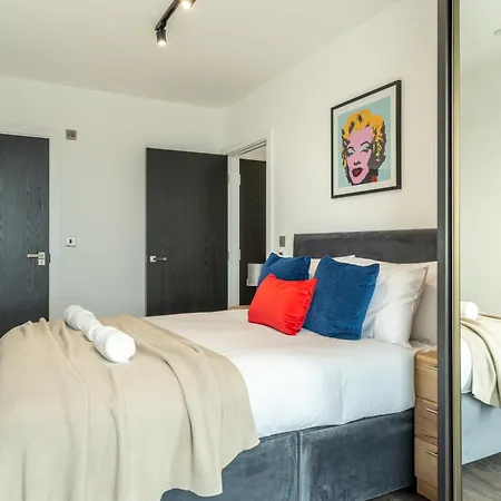Mitre Warhol By Artsy Apartment *