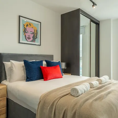 Mitre Warhol By Artsy Apartment London