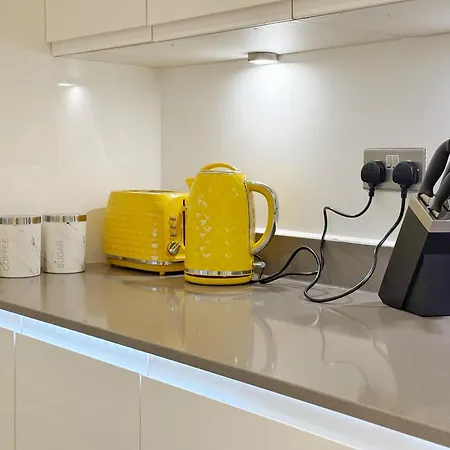 Apartment Bright 2-bed Flat Near Hanger Lane & Park Royal *