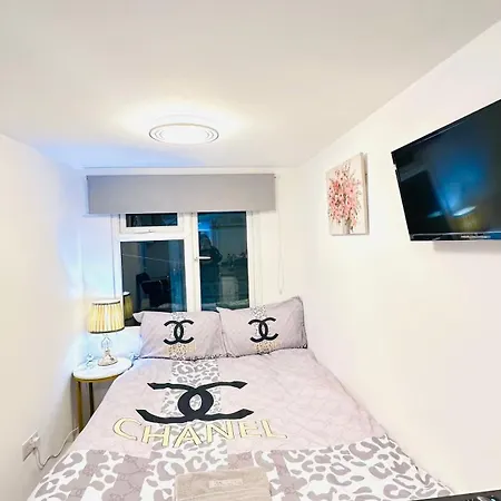 Luxury - Near Heathrow Airport - Free Parking London