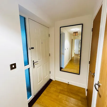 Apartment Modern 2 Bed Flat With Balcony, Easy Access London