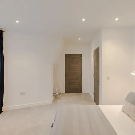 Cityscape Penthouse Ladywell Apartment