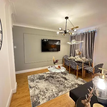 Comfortable Family Near Park Lane Apartment *