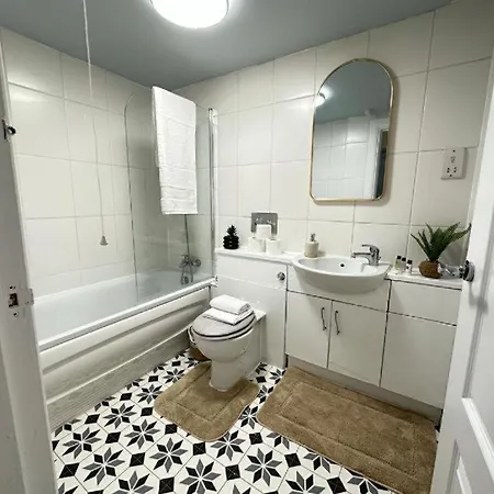 Comfortable Family Near Park Lane London