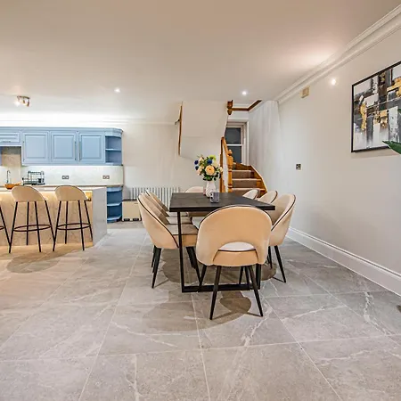 Luxury Mews House With Free Parking London