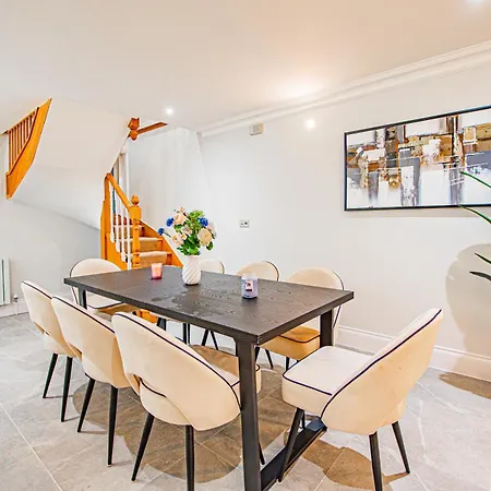 Luxury Mews House With Free Parking Apartment